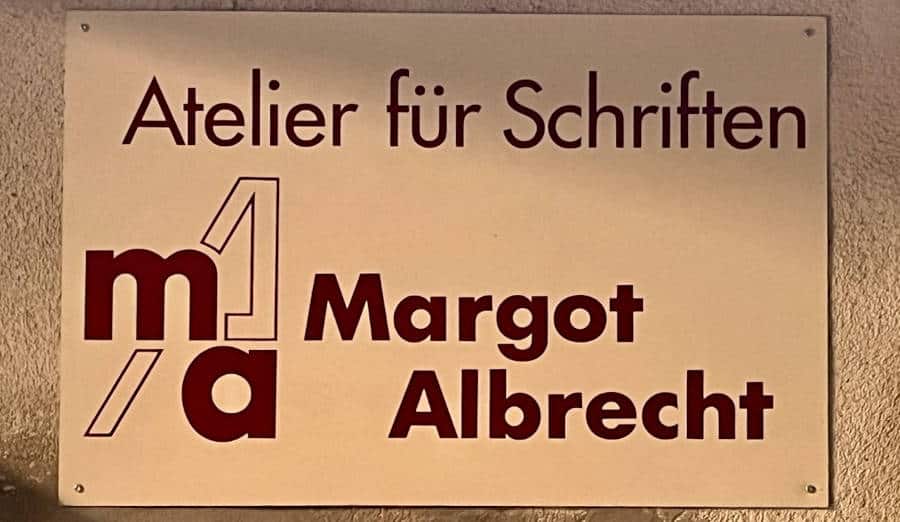 Beschriftung der Gründerin Margot Albrecht der Firma Atelier für Schriften